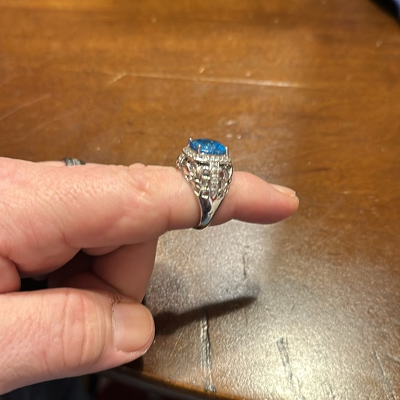 Gorgeous women’s ring 925 silver and has turquoise center stone - Picture 2 of 5